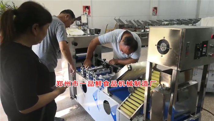 客戶(hù)學(xué)習(xí)操作燴面機(jī)